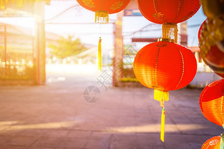 假期神社中华圣迹国新年节红灯的装饰古艺术上面写着中文字母上帝保佑是财富祝福的赞美是泰国一个公共场所装饰图片