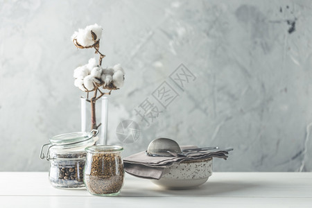质地咖啡豆和玻璃罐中的即时咖啡棉花和白色木桌的餐具面壁为灰水泥墙背景是灰色混凝土的白木板上茶瓷家庭内Cosy概念中的死活详情粉末图片