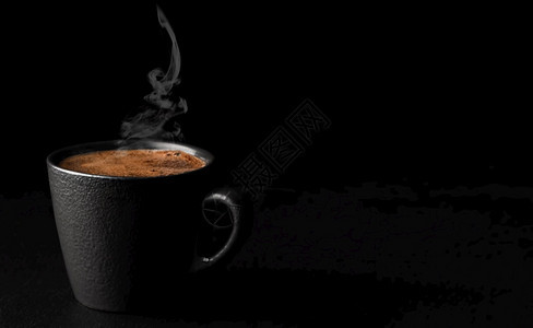 新鲜的食物小时一杯含泡沫的浓缩咖啡蒸汽在一杯黑石背景咖啡上方升起文本复制空间Copyspacefortext图片