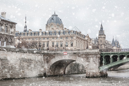 屋巴黎的正义宫和门卫在阴暗的冬季寒雪天面贴纸上呈现着美丽的鼓舞人心情绪消退风景户外建筑物图片