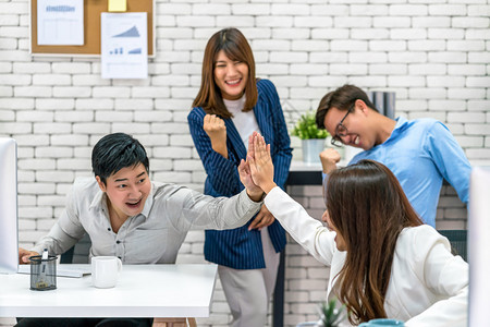 成就亚洲商业界人士集团庆祝和给予五人与幸福行动在现代办事处项目成功和团队合作人民商业团体概念中项目成功和团队合作人商业团体的概念图片