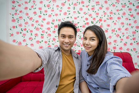 积极的称呼已婚夫妇亚洲Vlogger通过社交媒体频道手机现场直播视频和流水向参与者打个招呼再见爱人和情vlogandimpres图片
