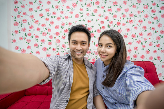 积极的称呼已婚夫妇亚洲Vlogger通过社交媒体频道手机现场直播视频和流水向参与者打个招呼再见爱人和情vlogandimpres图片