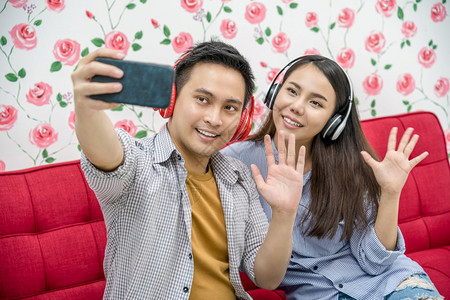经过已婚夫妇的亚洲Vlogger通过社交媒体频道手机现场直播视频和流水向参与者打个招呼再见爱人和情vlogandimpresse图片