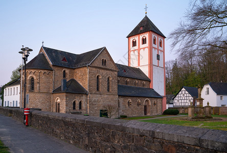 Odenthal村中心教区堂和古老建筑在清晨的光亮下德国BergischesLand贝尔吉什家历史图片