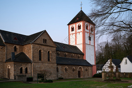乡村的早期晨Odenthal村中心教区堂和古老建筑在清晨的光亮下德国BergischesLand图片
