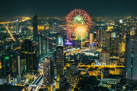 游客火周年纪念日在泰国曼谷商业城市庆祝烟花节日在晚上放假时点着圣诞节的灯光照片拍摄Mahanakorn天空漫新的地点和标志良好景图片