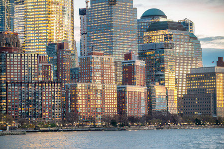 蓝色的颜曼哈顿日落时的现代天线纽约市海滨图片