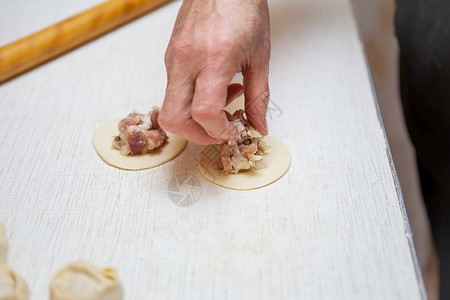 烹饪过程Manti是大多数美食中非常流行的谱类似于南高加索格鲁吉亚俄罗斯阿富汗和中亚的猪肉牛羊饺子大多数美食类似于南高加索羊肉饺图片