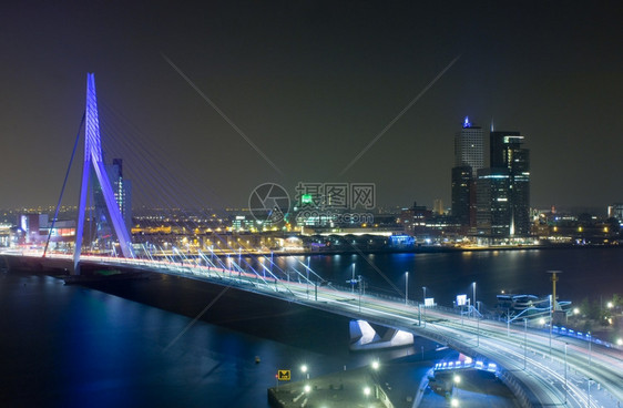 水运动鹿特丹天际线与著名的伊拉斯穆桥夜间在Meuze河上尾巴图片