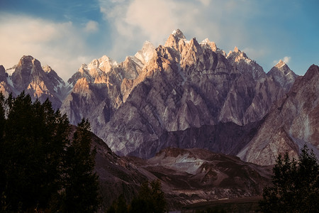 平静的远足巴基斯坦GojalHunzaGilgitBaltistan卡拉科姆山脉PasuMassif山峰帕苏马西夫日落的美景空气图片