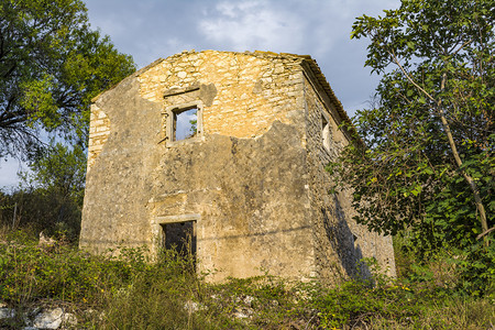 希腊科孚岛Pantokrator山旧Perithia的旧废弃石砌房屋Old是希腊科孚岛北侧的一座鬼村建成视窗废墟图片