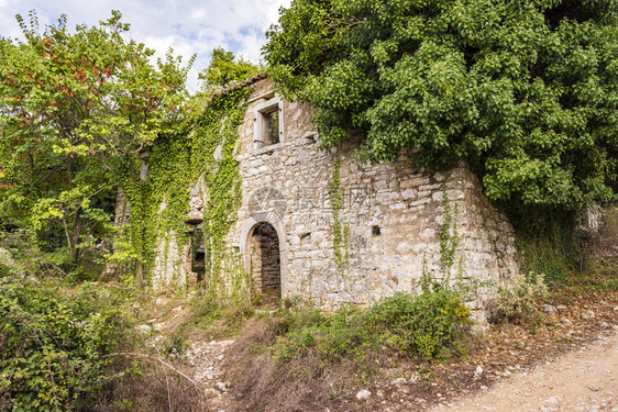 石制被遗弃的希腊科孚岛Pantokrator山旧Perithia的旧废弃石砌房屋Old是希腊科孚岛北侧的一座鬼村历史图片