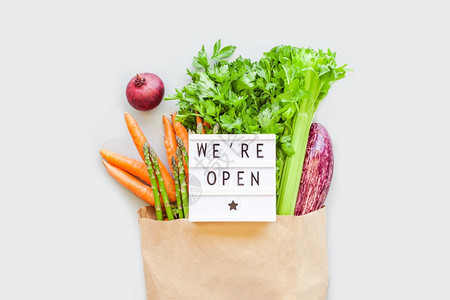最佳农民欢迎生态手工艺纸购物袋中的新鲜有机蔬菜与文本WersquoreOpenlightbox平板灰色背景的顶层观点可持续生活方图片