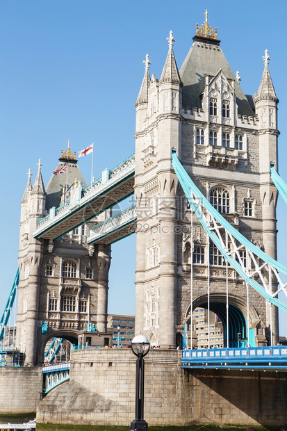 传统的建筑学在伦敦塔桥英国伦敦的塔桥自1894年以来就一直站在泰晤士河上空是世界最可辨认的里程碑之一城市景观图片
