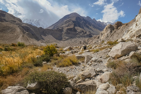 安静的年轻巴基斯坦GojalUpperHunzaGilgitBaltistan山环绕的Passu漫步小道中荒野地区的景观闲暇图片