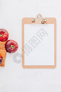 多于夹子制作西红柿MarAzul在白木桌背景上复制空间小屋烹饪概念模拟博客或食谱的壁画校对Portnoy最佳图片