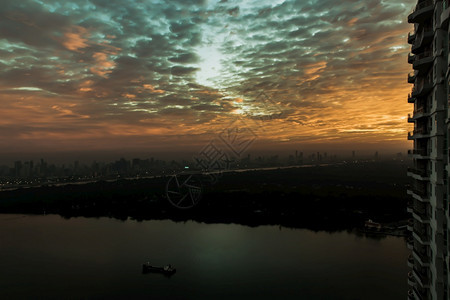 泰国曼谷20年1月4日美丽的出天空云层上橙黄色的天朵摩大厦早上时间住宅阳台和河流空间等文字没有焦点风景戏剧都会图片
