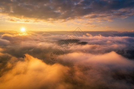 日落黎明在夏季出时山云中顶在雾空看山峰美丽的风景与高岩石森林和天空无人驾驶飞机对低云中的山谷丘陵图片