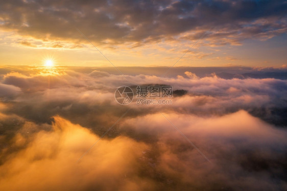 日落黎明在夏季出时山云中顶在雾空看山峰美丽的风景与高岩石森林和天空无人驾驶飞机对低云中的山谷丘陵图片