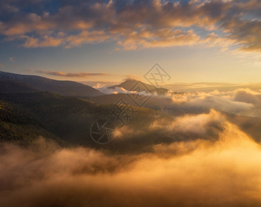 瓜拉纳皮顶峰乌克兰在夏季日出时山云中顶在雾空看山峰美丽的风景与高岩石森林和天空无人驾驶飞机对低云中的山谷图片