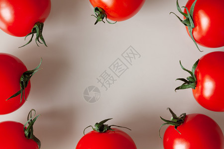 灰色蜜蜂背景的新鲜樱桃西红柿框架带复制空间平面水可垂直格式使用新鲜的成熟种类图片