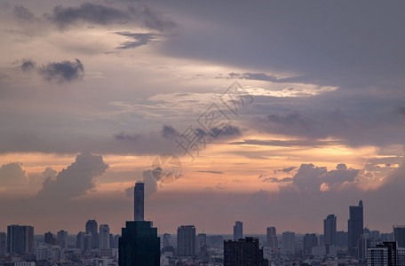 泰国曼谷Mey1820年日出或落时光的美景橙色和蓝天空上云雾笼罩在曼谷大都市复制空间上的日出或落风景亚洲市中心暮图片