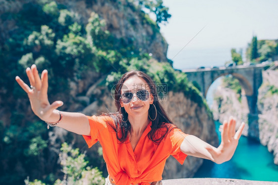 惊人的意大利美丽女人享受FiordodiFuroreCala海滩的壮丽景色从桥上看到的峡湾著名fiordofurore海滩见过图片