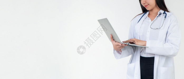 职业或者成人拥有膝上型电脑检查医院病人健康状况在线保健信息和紧急援助服务概念医疗的女生或为检查院病人健康而持有笔记本电脑的女医生背景图片