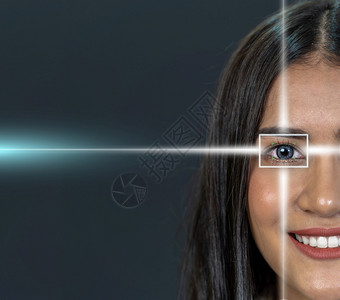 商业通过激光透视暗背景觉和识别概念对亚洲年轻女进行眼部扫描利用激光透视暗背景力和识别概念沟通女士图片