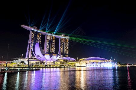 金沙夜间在MarinaBaySands旅馆举办美丽的激光节目游客和地标中心很受欢迎耗资470亿美元以计市中心商业的图片