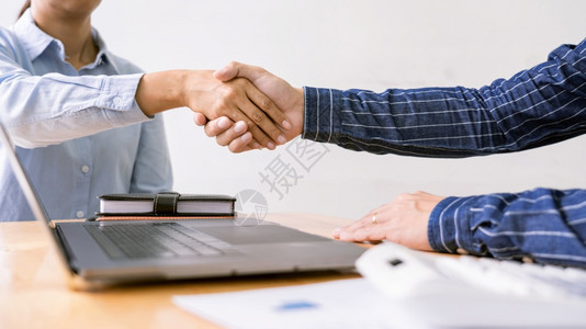 签订启动新金融业务合同的协议相互握手关系协议书联盟工人团队合作图片