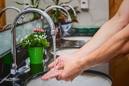 医院细菌与铬水龙头和进行近身洗手在浴室预防科罗纳流行自我负责清洁手卫生冠状菌保护概念中防止科罗纳流行自己图片