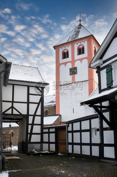 建成老的德国Odenthal村中心与教区堂和旧建筑一起在冬季日德国结构体图片