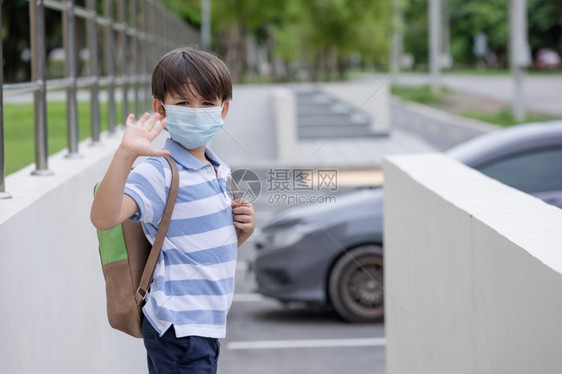 带着学校背包和防护面罩微笑着可爱的小男孩在科罗纳流行疾期间黑孩子回到学校上时为第一天的学校准备了保护面罩快乐的安全画图片