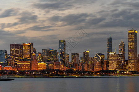 状态美国伊利诺州密歇根湖一带美丽的黄昏时芝加哥城市景河边美国伊利诺州建筑和房地产商业建筑和旅行游概念曼谷云图片