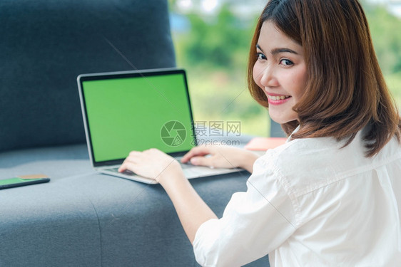 观看在家工作参加庭办公室膝上型电脑在线会议的妇女使用笔记本的企业家女商妇坐在沙发技术上新的正常生活方式快乐女人打键盘手提电脑成功图片