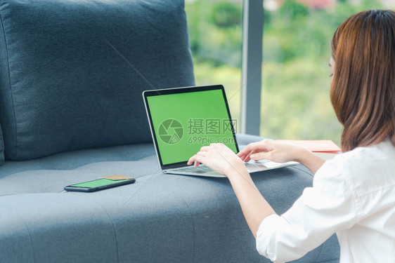在家工作参加庭办公室膝上型电脑在线会议的妇女使用笔记本的企业家女商妇坐在沙发技术上新的正常生活方式快乐女人打键盘手提电脑坐着健康图片