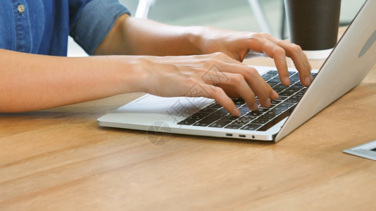 在家工作参加庭办公室膝上型电脑在线会议的妇女使用笔记本的企业家女商妇坐在沙发技术上新的正常生活方式快乐女人打键盘手提电脑女商人观图片