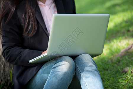 成熟消息在家工作参加庭办公室膝上型电脑在线会议的妇女使用笔记本的企业家女商妇坐在沙发技术上新的正常生活方式快乐女人打键盘手提电脑图片