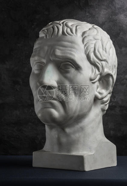 盖伊朱利叶斯凯撒屋大维奥古斯图老雕像的白石印副本画在黑暗纹理背景的人脸上艺术家头部面深色纹理背景的人脸部奥德赛象征罗马图片
