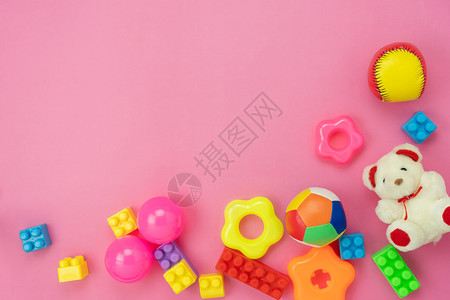 用于开发背景概念的表顶视图装饰儿童玩具供Flat业余配件婴儿在办公桌台Copy空间与现代粉色纸上的物品玩耍添加装饰品粉色的图片