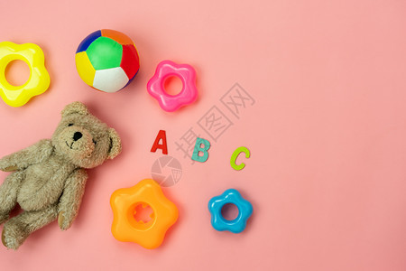 用于开发背景概念的表顶视图装饰儿童玩具供Flat业余配件婴儿在办公桌台Copy空间与现代粉色纸上的物品玩耍平坦的孩子们家图片
