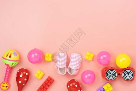 桩用于开发背景概念的表顶视图装饰儿童玩具供Flat业余配件婴儿在办公桌台Copy空间与现代粉色纸上的物品玩耍游戏现代的图片