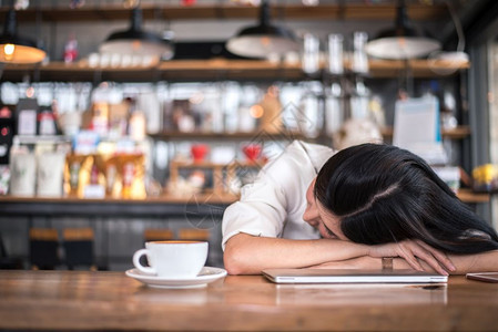电脑店铺亚洲妇女正在咖啡店休息和睡觉因为她厌倦了整夜工作商业主和自由职者关于保健和放松的理念主题保健与放松女商人图片