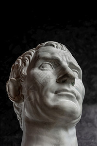 遗产传统的盖伊朱利叶斯凯撒屋大维奥古斯图老雕像的白石印副本画在黑暗纹理背景的人脸上艺术家头部面深色纹理背景的人脸部复制图片