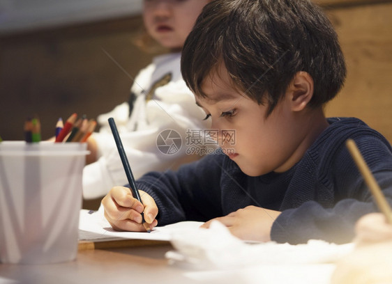 学龄前儿童可选择的在等待食物补充时儿童有选择的焦点享受纸上绿色铅笔颜的写作对有家庭的儿童来说是活具有家庭的儿童来说是活与父母一起图片