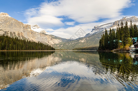 池塘冬天加拿大不列颠哥伦比亚省Yoho公园的翡翠湖自然观与落基山脉反射加拿大不列颠哥伦比亚省约霍公园小屋图片