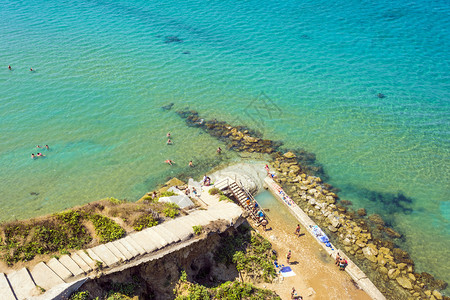多岩石的2018年月日希腊科孚岛PerouladesLogas海滩是岛上最特别的悬崖垂直陡峭一个岛屿最终位于希腊科孚岛Perou图片
