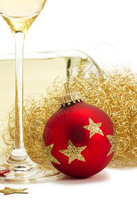 奢华靠近玻璃的红色圣诞球与香槟天使头发在香槟瓶前红色圣诞球靠近玻璃与香槟天使头发在白色香槟瓶前金子优雅的图片